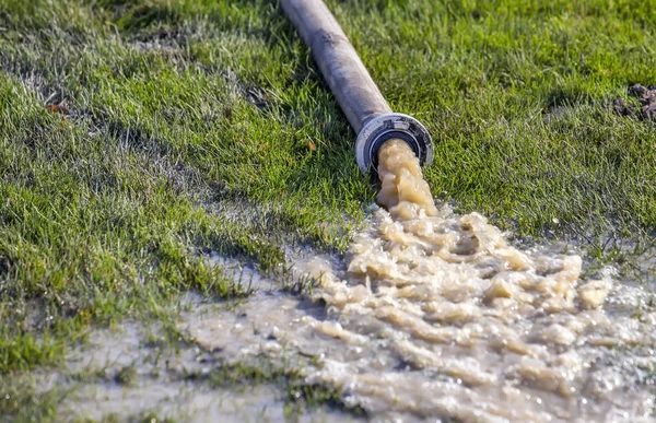 Pompowanie wody deszczowej z okopów ziemnych — Zdjęcie stockowe