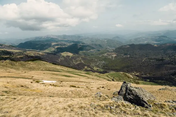 Paysage de montagnes rocheuses dans un jour de printemps 3 — Photo