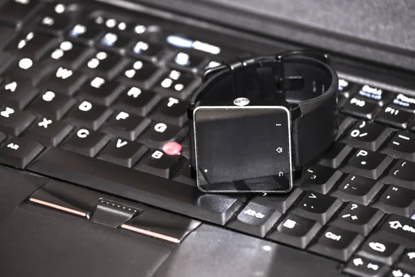 Smart orologio da polso posa su una tastiera del computer portatile 3 — Foto Stock