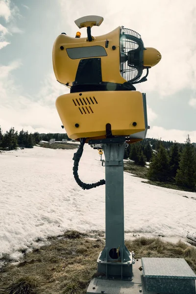 Schneekanonenmaschine wartet auf Frost 3 — Stockfoto