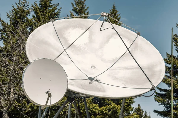 Dos grandes antena parabólica al aire libre 2 —  Fotos de Stock