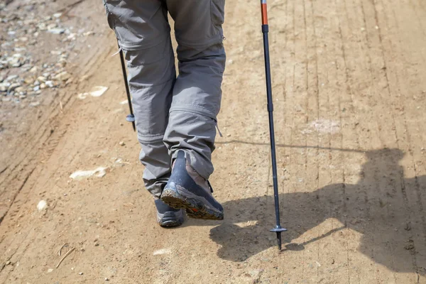 Hiking, cihazları ile dağlarında seyahat — Stok fotoğraf