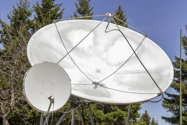 Dos grandes antena parabólica al aire libre — Foto de Stock