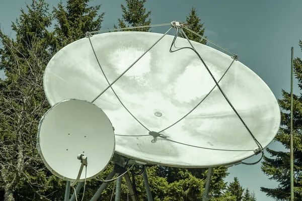 Dos grandes antena parabólica al aire libre 4 — Foto de Stock