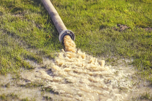 Vatten pumpa regnvatten ur utgrävning skyttegravarna 3 — Stockfoto