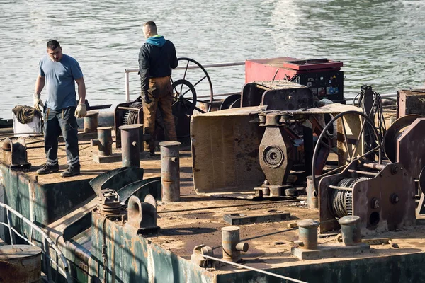 Ouvriers de péniche sur la rivière — Photo