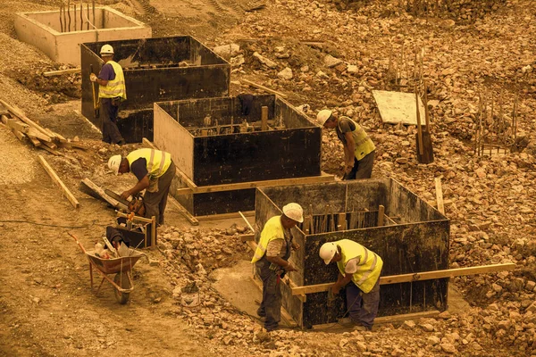 Pracowników budowlanych pracujących na betonowych filarach — Zdjęcie stockowe