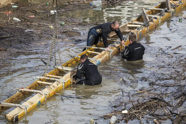 Taucher arbeiten im Flusswasser — Stockfoto
