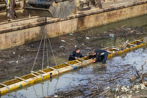 Plongeurs travaillant sur revêtements en béton et de définir des travaux de coffrage en béton — Photo