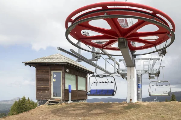 Giant pulley wheel at ski lift station — Stock Photo, Image