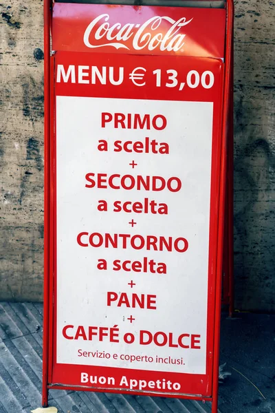 Placa de menu em frente ao restaurante italiano — Fotografia de Stock