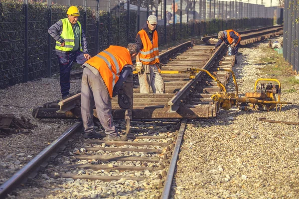 Rail workers remove old track — Stock Photo, Image