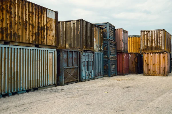 Gestapelde oude gebruikte cargo containers — Stockfoto