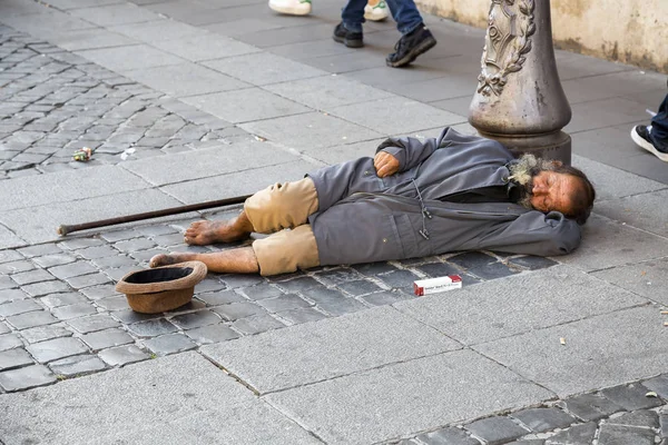 Street beggar lies — Stock Photo, Image