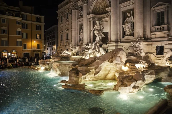 La fontaine de Trevi la nuit du côté droit — Photo