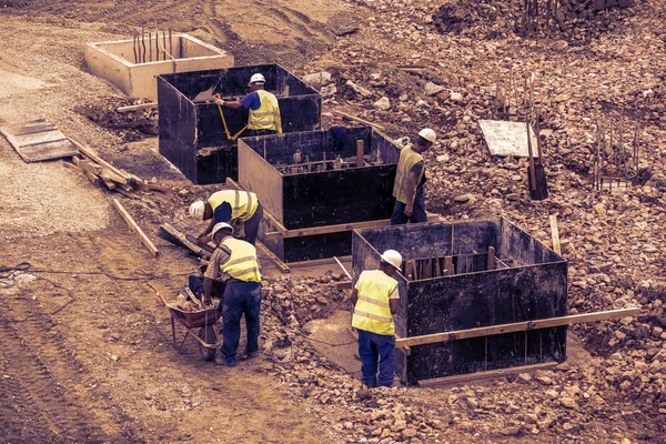 Lavoratori che lavorano sui pilastri di cemento 2 — Foto Stock