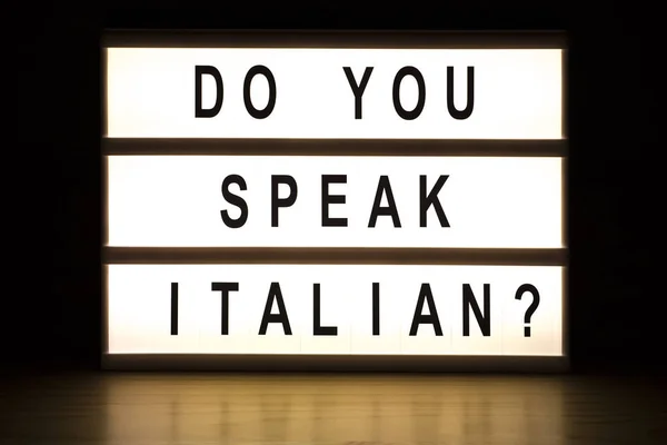 Myslíte si, mluvit vývěsní štít italské světelný box — Stock fotografie