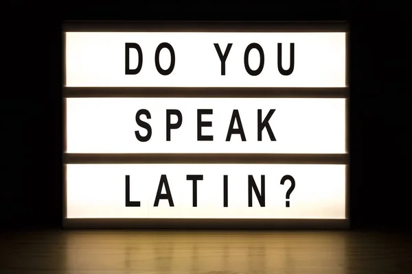 Talar du Latin ljus box skylt styrelse — Stockfoto