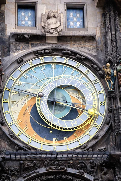 Orologio astronomico di Praga nella piazza della città vecchia — Foto Stock