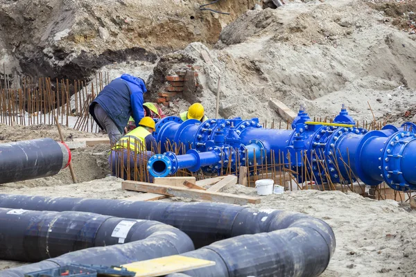 Les travailleurs de la construction ont posé pipeline système d'eau — Photo