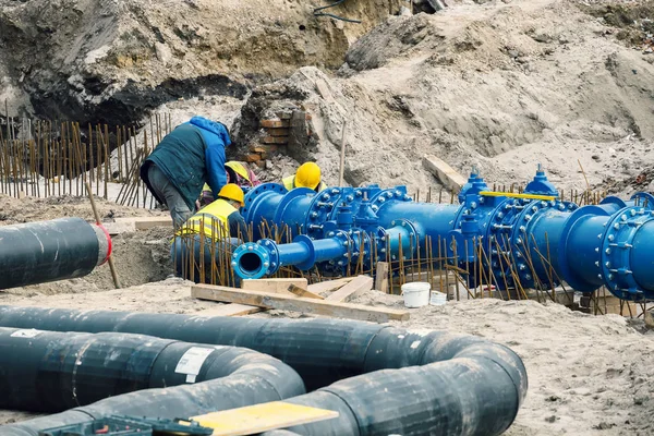Trabajadores de la construcción instalaron tubería de agua 3 — Foto de Stock