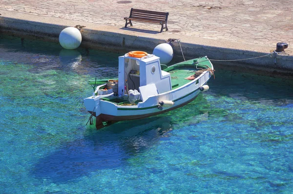 Bateau de pêche dans le port avec quai réflexions — Photo