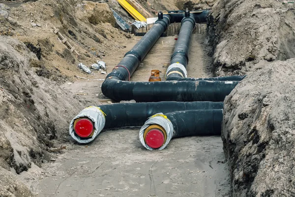 Instalación de tuberías de calefacción urbana en una zanja 3 —  Fotos de Stock