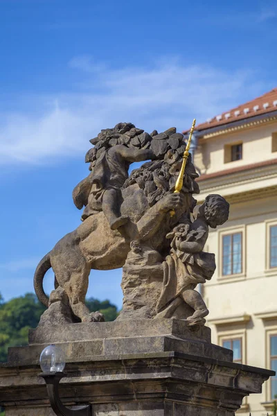 雕塑在入口布拉格城堡 — 图库照片