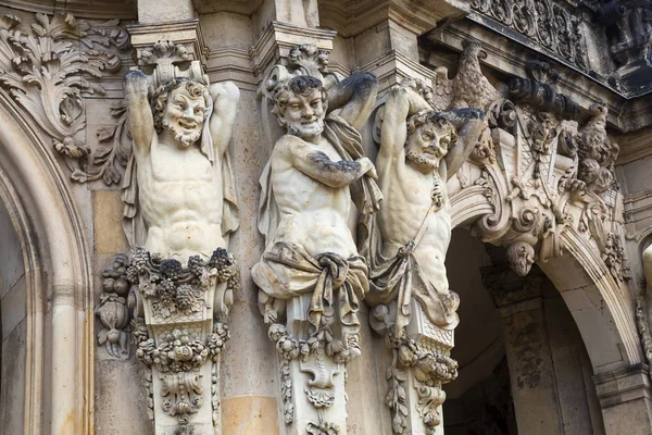 Скульптурное оформление дворца Цвингер в Дрездене — стоковое фото