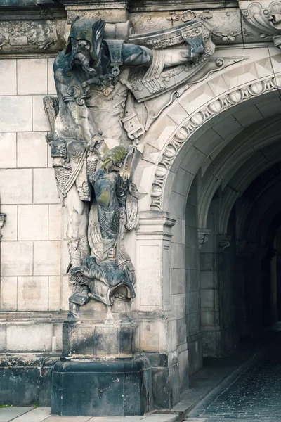 Sculpture sur la porte Georgenbau à Dresde — Photo