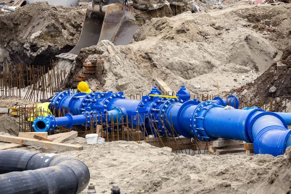 Arbetstagare som vattensystem pipeline på byggarbetsplats — Stockfoto