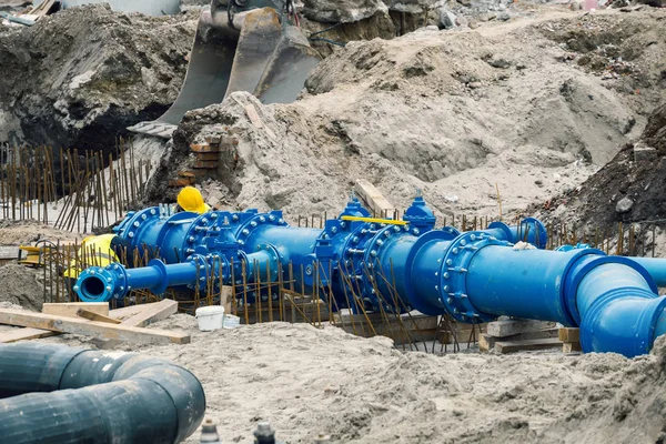 İşçiler su sistemi boru hattı inşaat alanında 2 koydu. — Stok fotoğraf