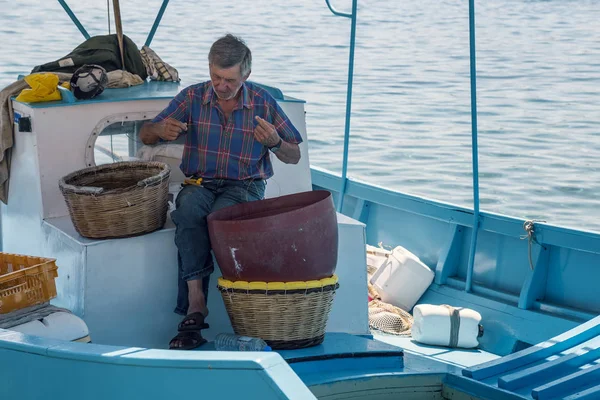 Griekse visser werkt op vissersboot — Stockfoto