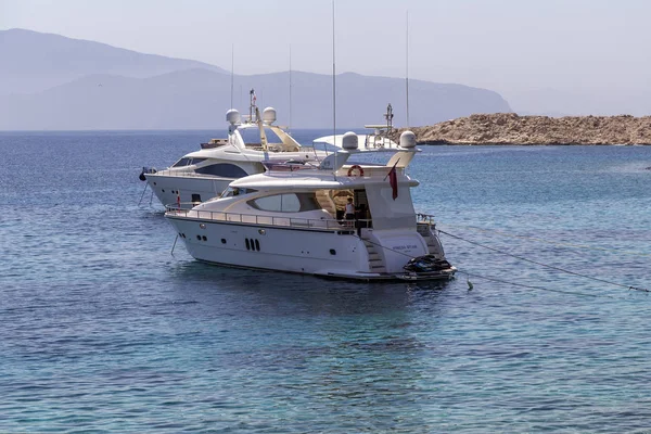 Luxury yacht anchored near rocky coast — Stock Photo, Image