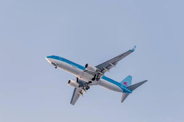 Neos Fluggesellschaft mit Boing-Maschine 737-800 bereitet sich auf Landung vor — Stockfoto