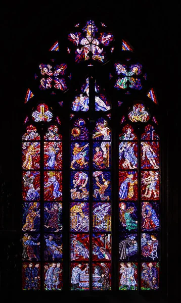 Kirchenfenster im Inneren der Kathedrale St. Vitus — Stockfoto