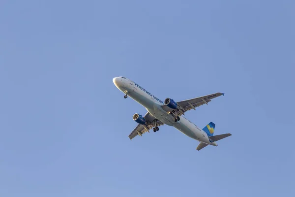 Thomas Cook Airlines mit Airbus A321 Flugzeug bereitet sich auf Landung vor — Stockfoto