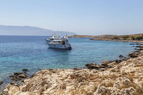 Yacht ancré près de la côte rocheuse — Photo