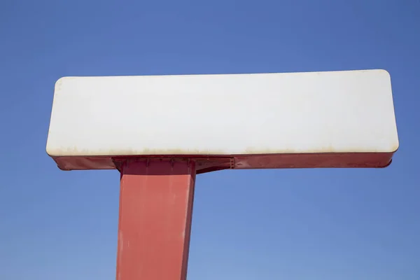Duży pusty metalowy znak ulicy dla tekstu z tle nieba — Zdjęcie stockowe