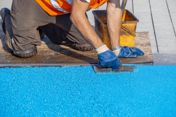Blauwe rubberen coating voor kinderspeelplaats — Stockfoto