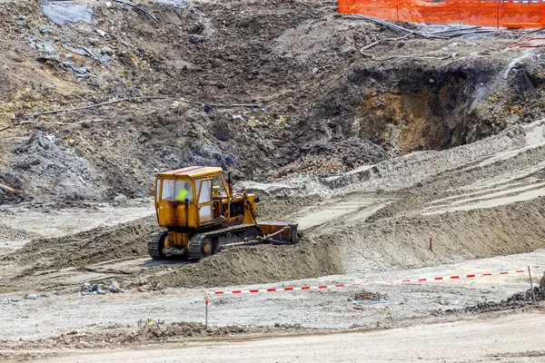 Bulldozer dozer werkt op een funderingsbouwplaats — Stockfoto