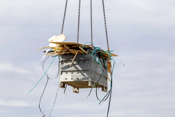 Chariot élévateur de grue de construction avec tas d'ordures — Photo