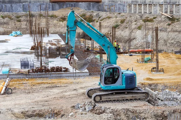 Excavadora y losa de suelo de hormigón para la construcción —  Fotos de Stock