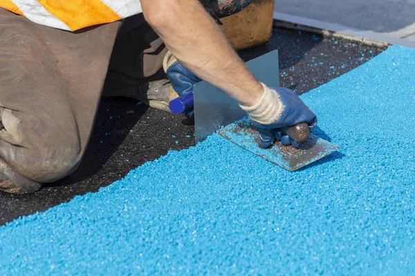 Mason leveling rubber mulch coating — Stock Photo, Image