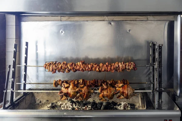 Asado de carne apilada en asador horizontal giratorio para souvlaki — Foto de Stock