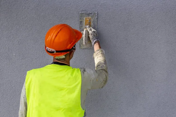 Mason hand applying decorative plaster on wall — Stock Photo, Image