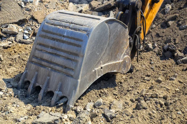 Cubo de excavadora rompe asfalto en obra — Foto de Stock