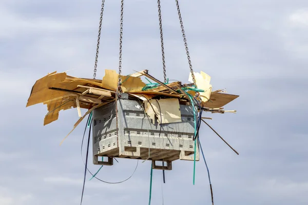 Cesta de elevação de guindaste de construção — Fotografia de Stock