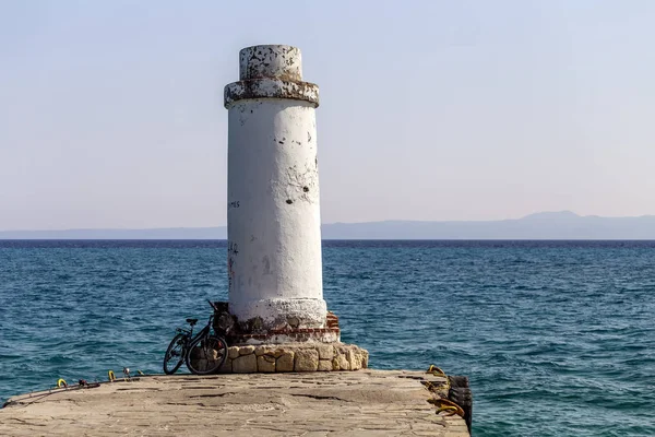 小さな灯台のある桟橋- Pefkoori — ストック写真