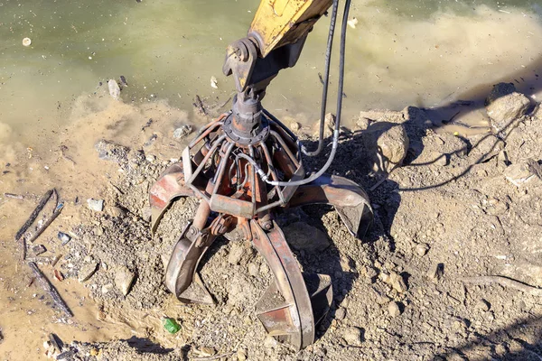 Hydraulic multi valve crab bucket from river barge — Stock Photo, Image